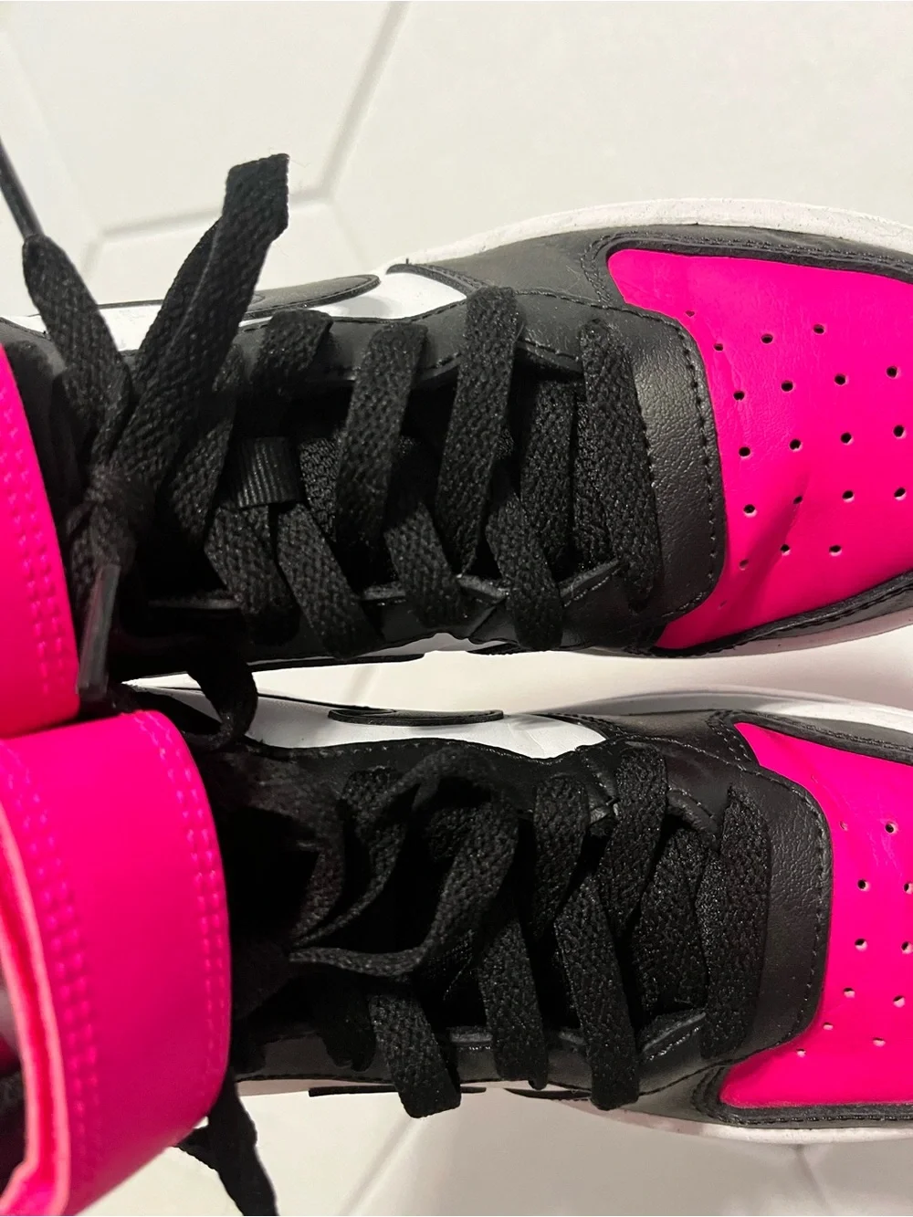 Nike Girls High-Top Sneakers in Pink/Black/White